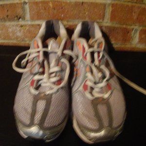 new balance women's size 9 B running shoes